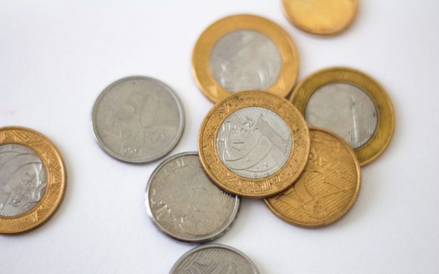 Person reviewing Portuguese Treasury savings certificate paperwork